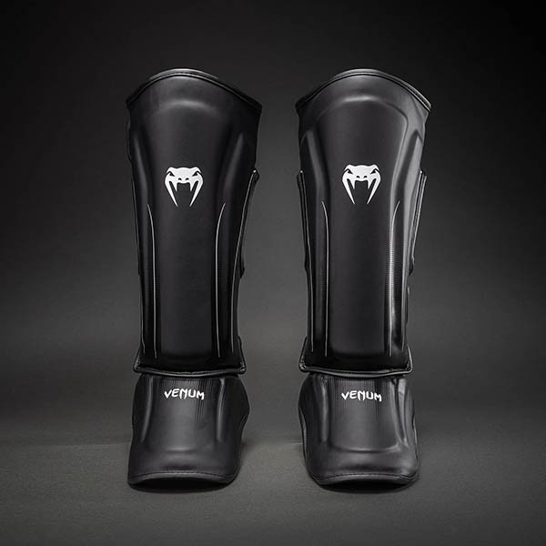 Venum Stealth Štitnici za Potkolenice Crno/Beli M